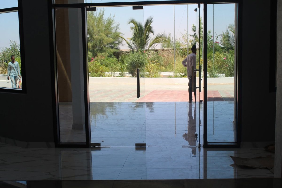 Hotel entrance looking out to the gardens